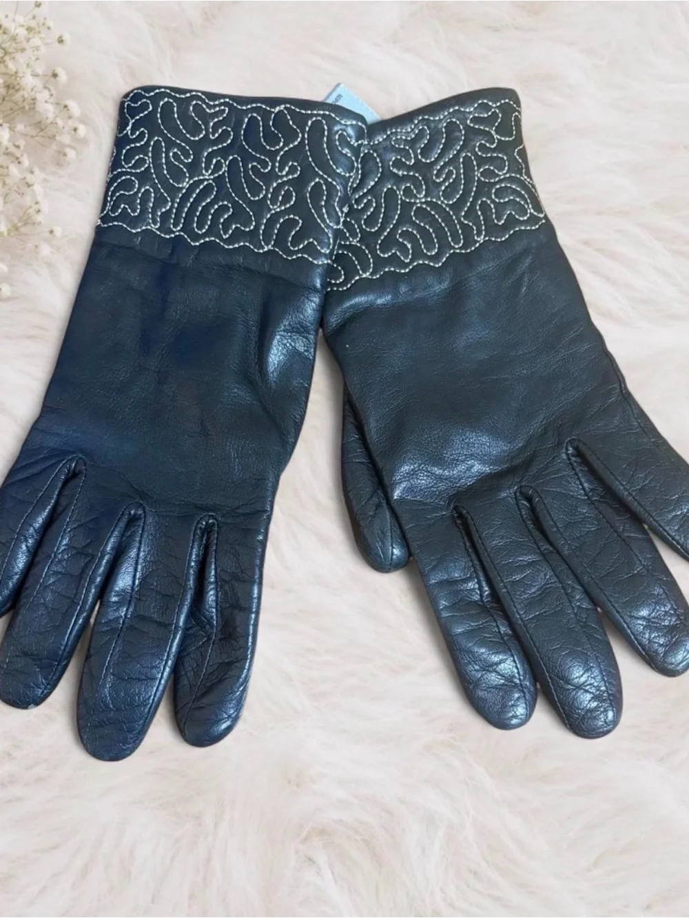 Wilsons Leather Black Leather Gloves with Contrasting Stitch Trim